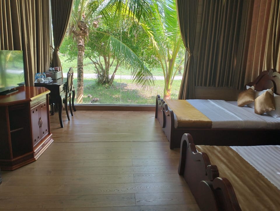 Signature Bungalow | Memory foam beds, minibar, desk, laptop workspace