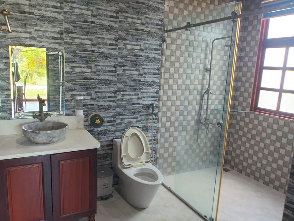 Signature Bungalow | Bathroom | Combined shower/tub, rainfall showerhead, designer toiletries