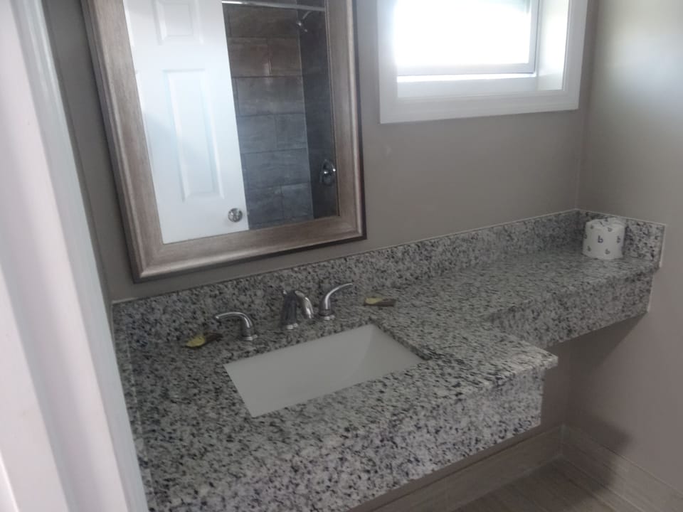 Standard Double Room | Bathroom | Combined shower/tub, free toiletries, hair dryer (on request), towels