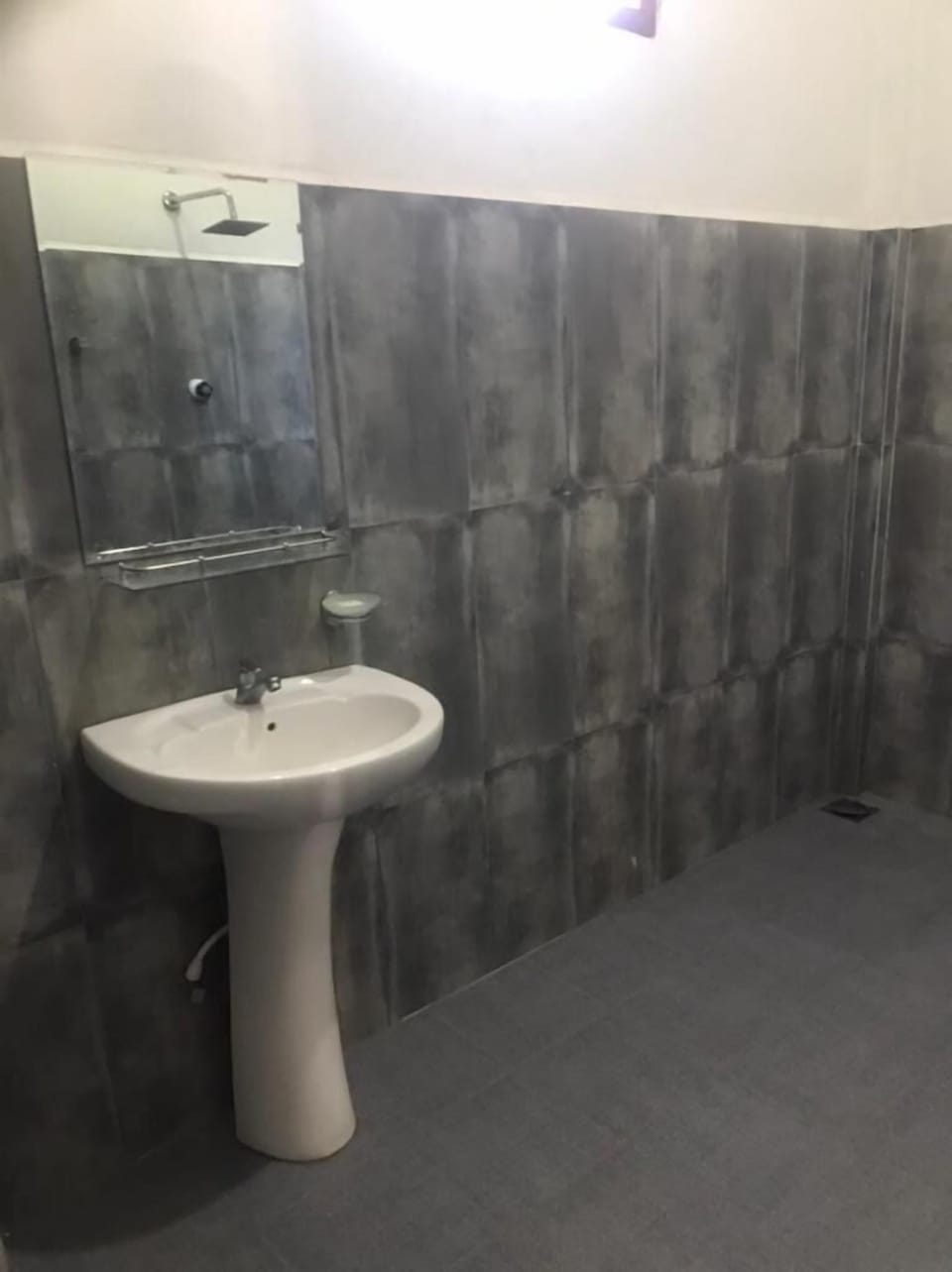 Deluxe Double Room | Bathroom | Free toiletries, slippers, bidet
