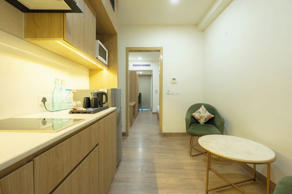 Executive Suite | Premium bedding, minibar, desk, laptop workspace
