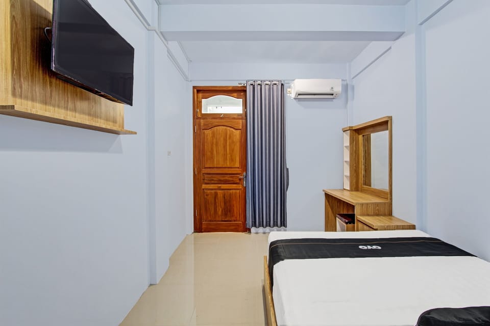 Desk, free WiFi, bed sheets