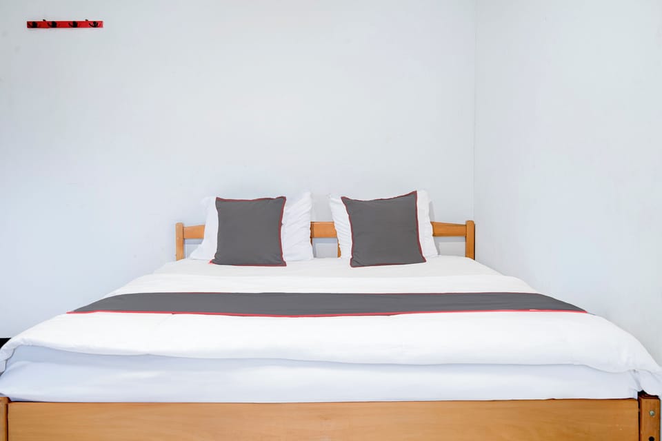 Deluxe Double Room | Laptop workspace, free WiFi, bed sheets