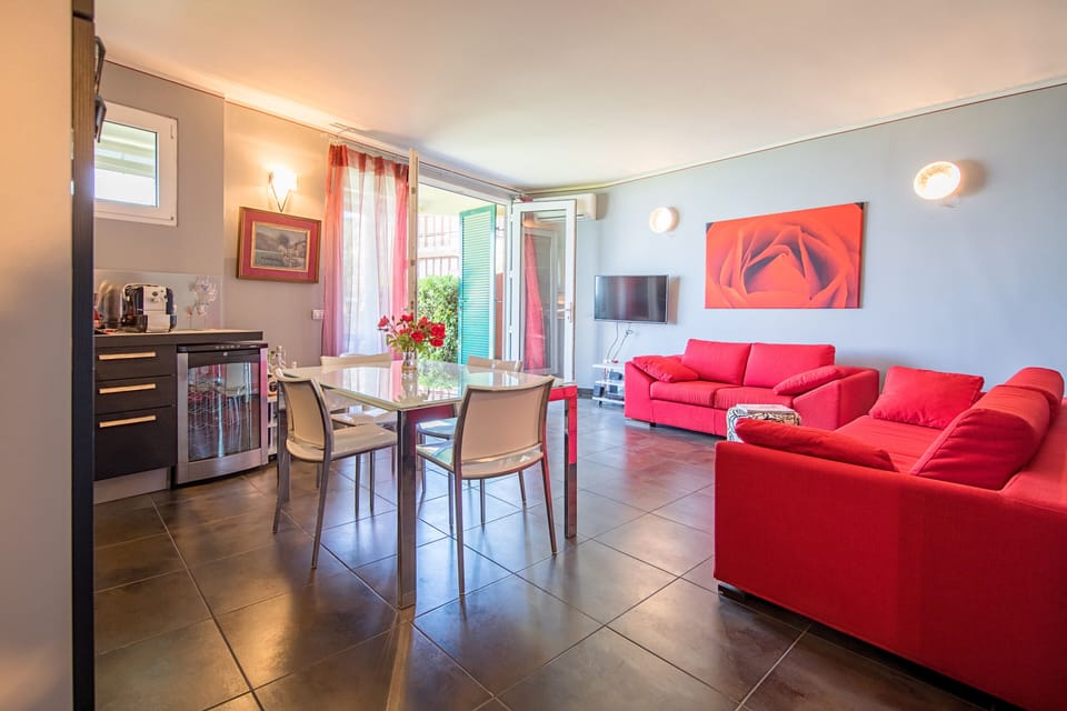 Business Apartment | Living area | 35-inch TV with digital channels