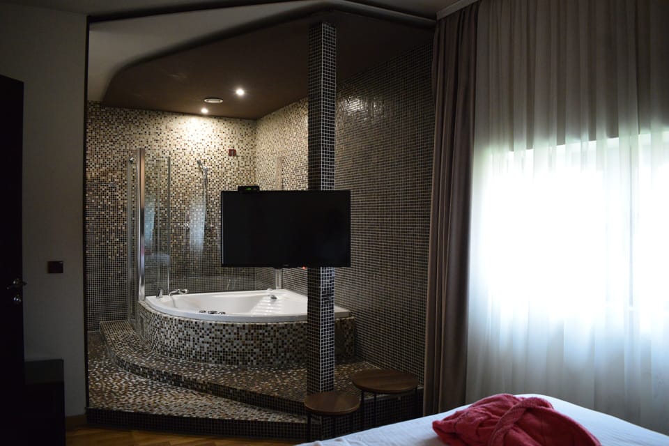 Presidential Apartment | Bathroom | Shower, hair dryer, towels, soap