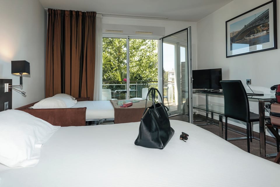 Family Studio | Desk, soundproofing, iron/ironing board, free WiFi