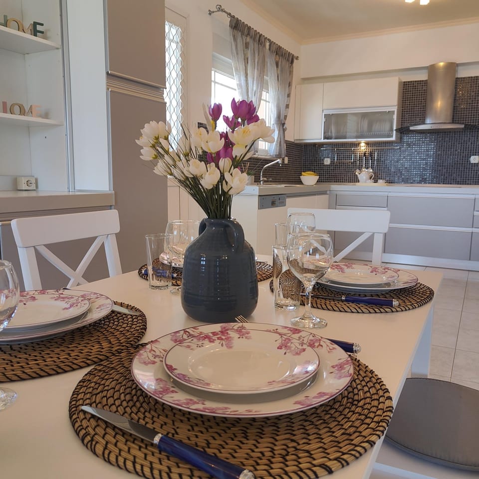 House | 3 bedrooms, desk