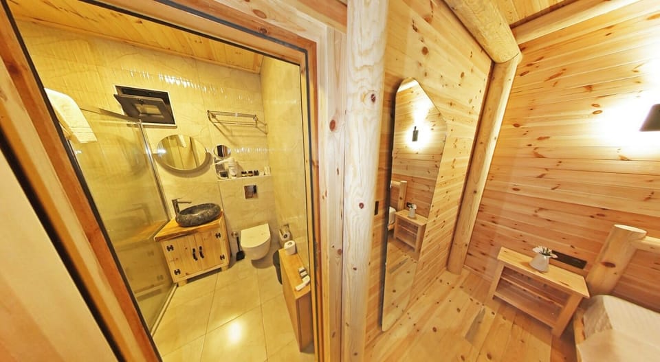 Standard Room | Bathroom | Shower, hair dryer, bathrobes, slippers