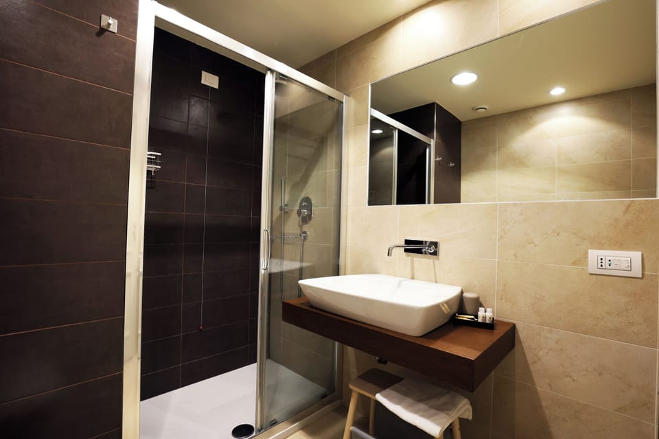 Deluxe Double or Twin Room | Bathroom | Shower, rainfall showerhead, hair dryer, bidet