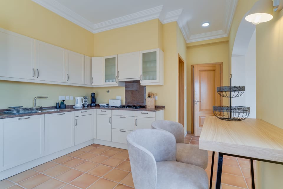 City Villa | Private kitchen | Dishwasher, cookware/dishes/utensils