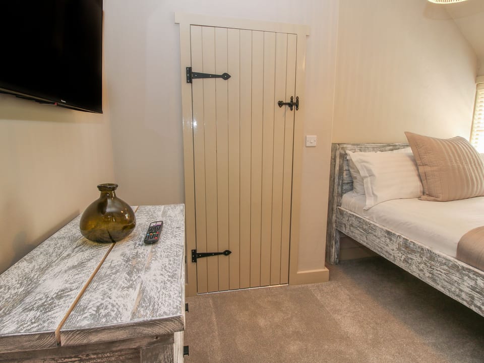 2 bedrooms, individually decorated, individually furnished, free WiFi
