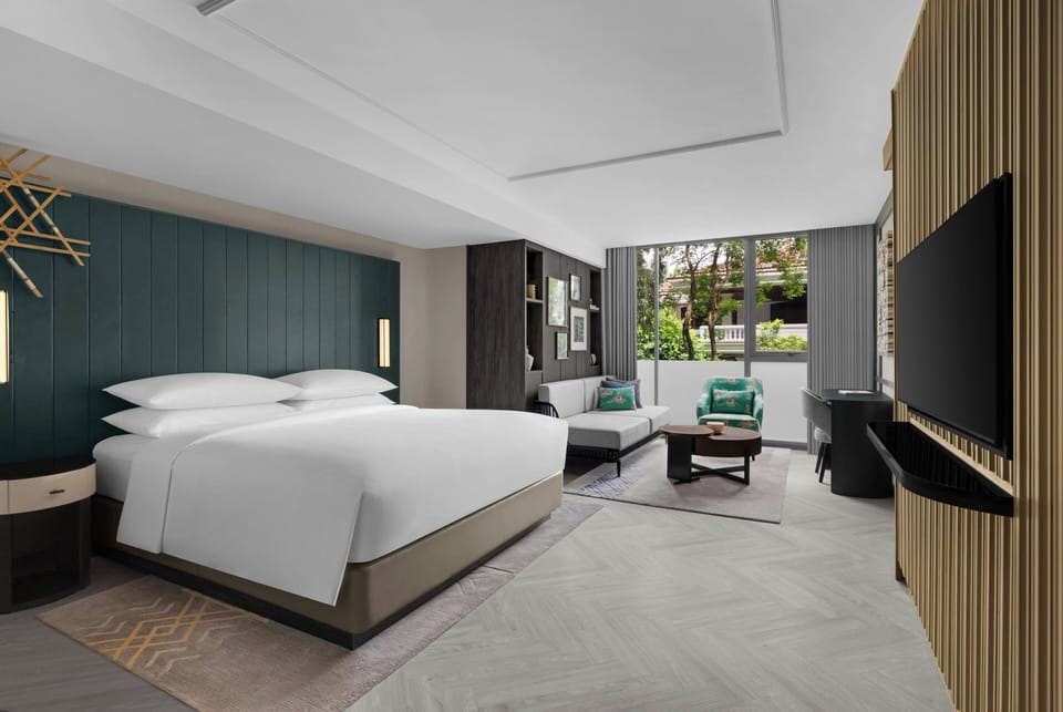 Studio Suite, 1 King Bed, Club Lounge Access | Egyptian cotton sheets, premium bedding, down comforters, minibar