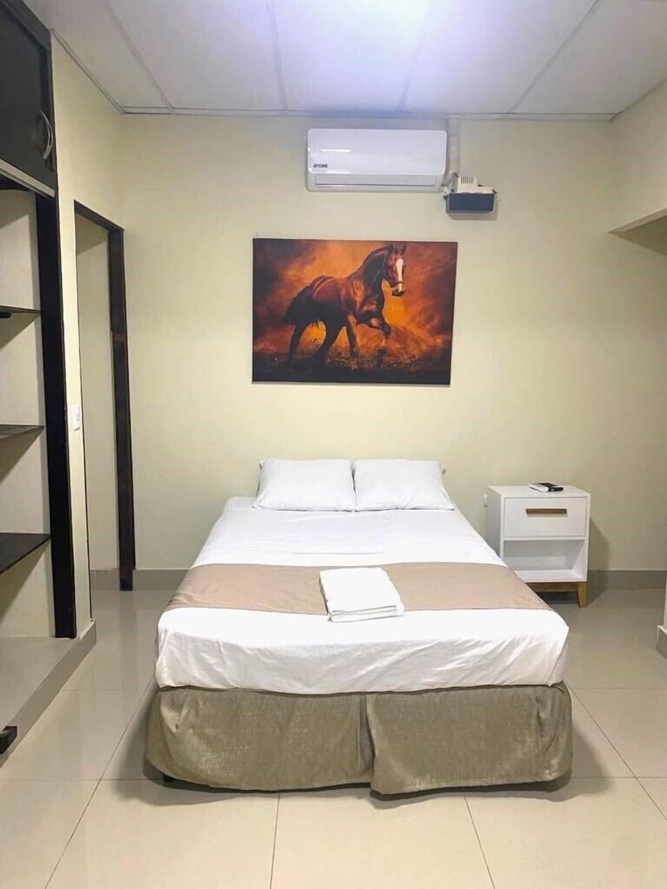 Standard Room, 1 Large Twin Bed, Non Smoking | WiFi (free), bed sheets