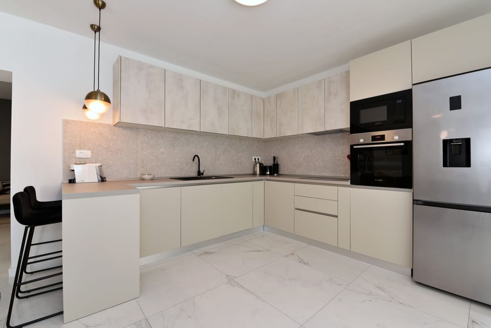 Luxury Villa | Private kitchen | Full-size fridge, oven, dishwasher, electric kettle