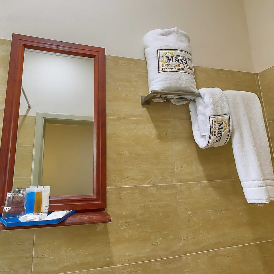 Deluxe Room | Bathroom | Free toiletries, bathrobes, slippers