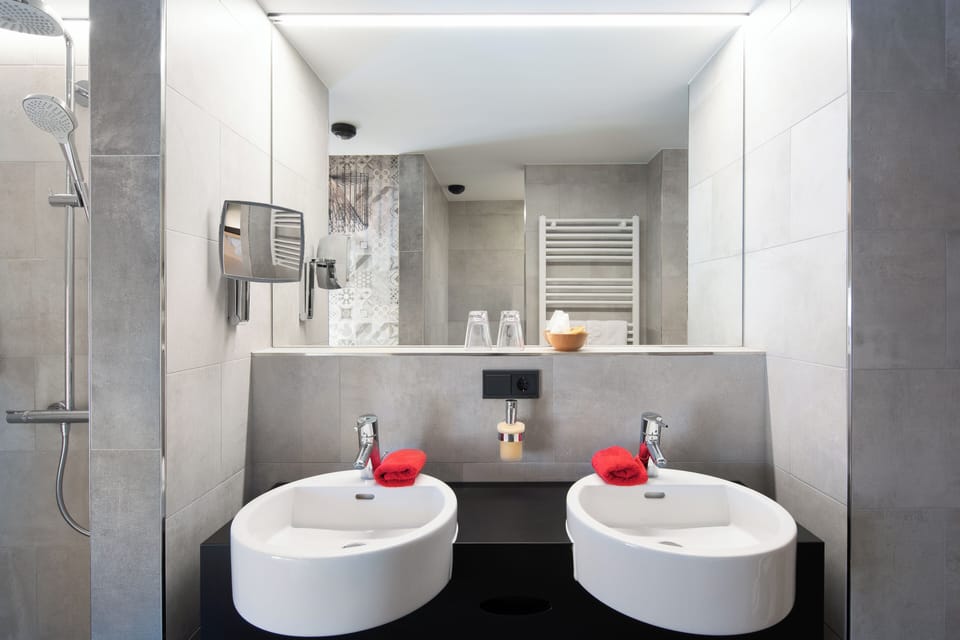 Deluxe Double Room, 1 Double Bed, Non Smoking, Mountain View | Bathroom | Free toiletries, hair dryer, bathrobes, slippers
