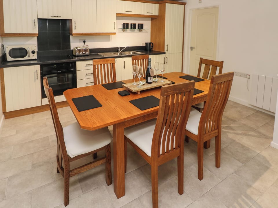 Cottage | Dining