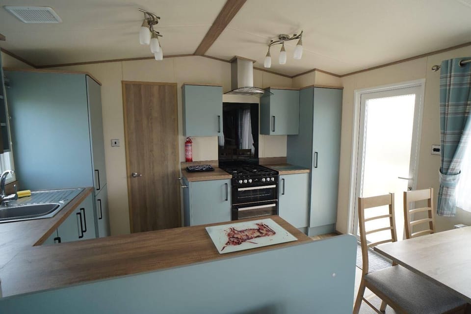 Chalet | Private kitchen | Fridge, microwave, oven, stovetop