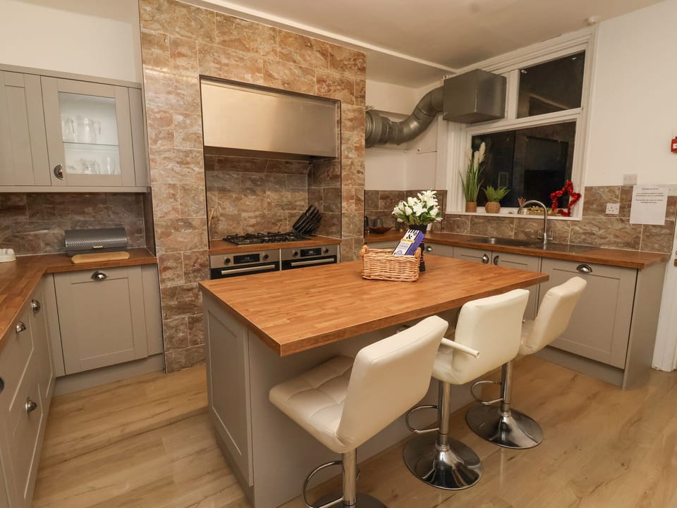 Cottage | Private kitchen | Fridge, dishwasher, electric kettle, toaster
