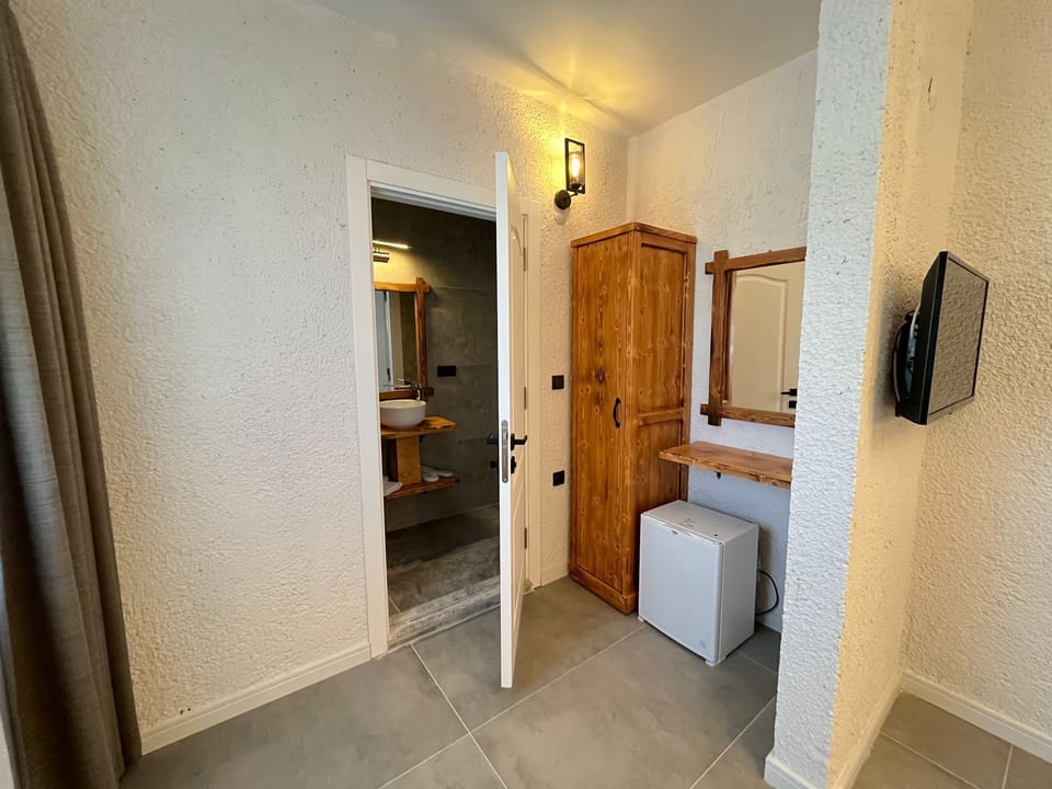 Deluxe Room | 1 bedroom, premium bedding, minibar, soundproofing