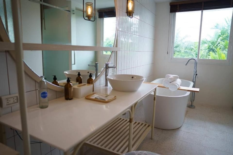 Deluxe Honeymoon Room with Balcony | Bathroom | Separate tub and shower, rainfall showerhead, free toiletries
