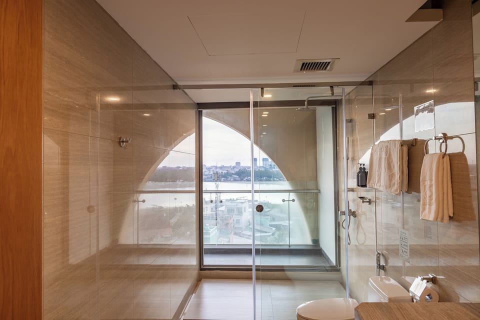 Deluxe Room | Bathroom | Shower, rainfall showerhead, free toiletries, hair dryer