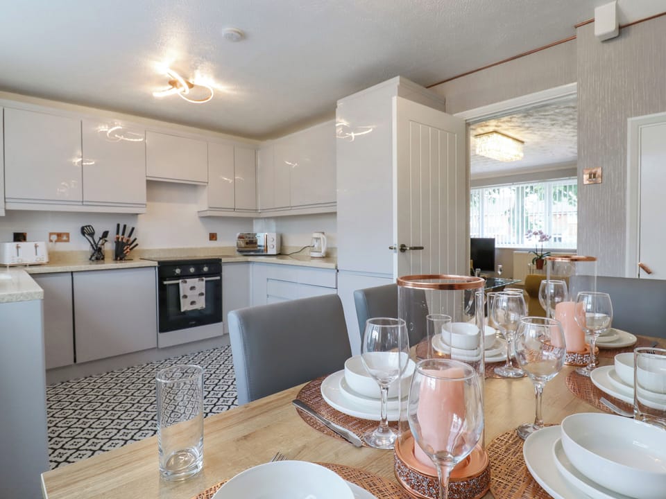 Cottage | Private kitchen | Dishwasher, cookware/dishes/utensils