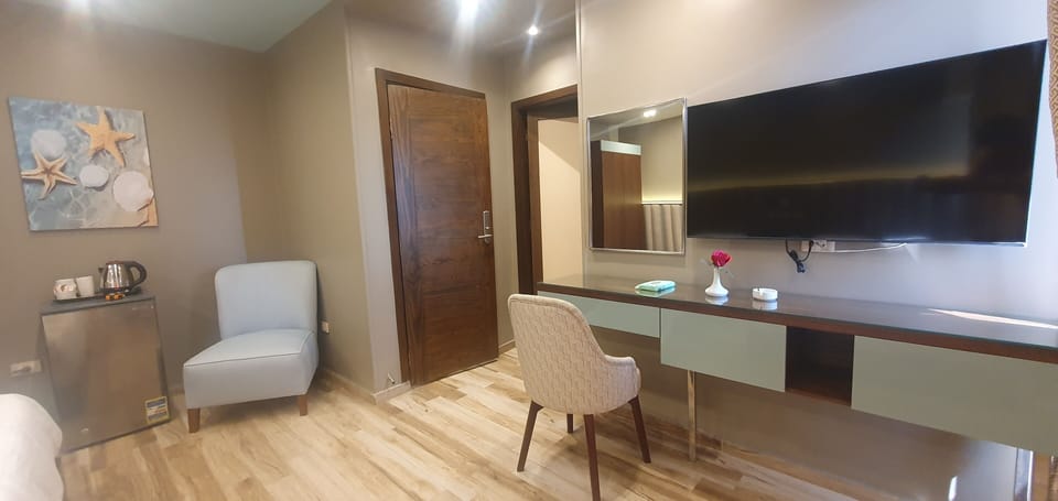 Double Room with River View | Desk, free WiFi