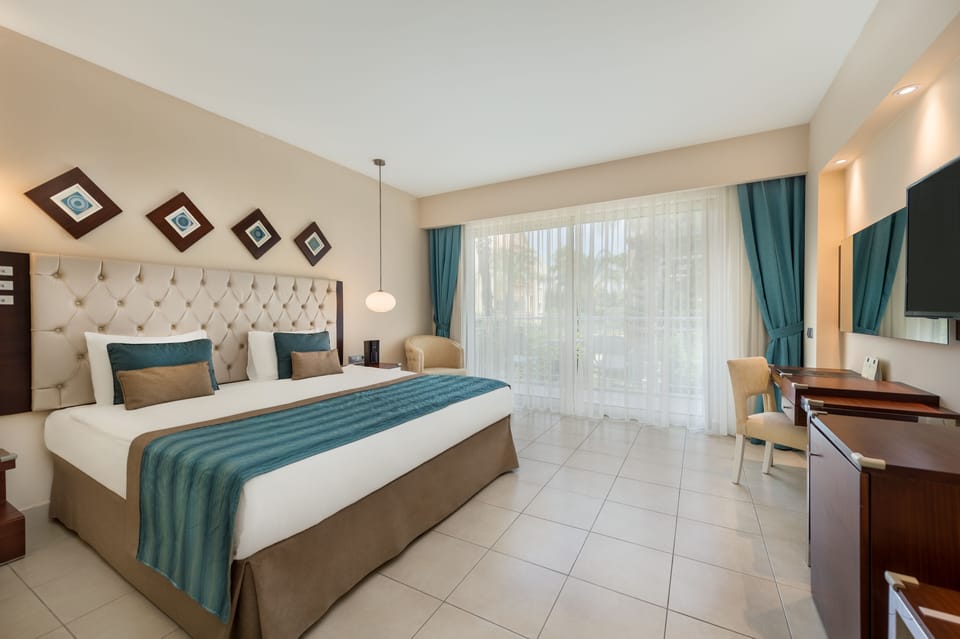 Deluxe Room | Free minibar, in-room safe, desk, soundproofing