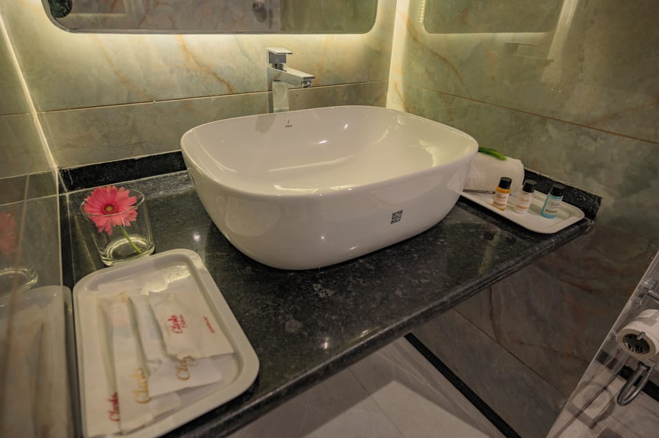 Deluxe Twin Room | Bathroom | Shower, designer toiletries, hair dryer, towels