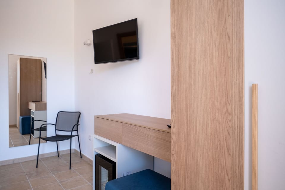 Hypo-allergenic bedding, minibar, in-room safe, individually furnished