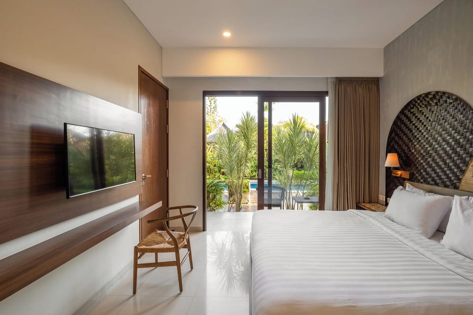 Desk, laptop workspace, free WiFi, bed sheets