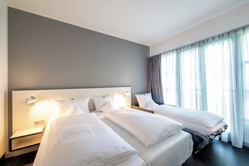 Superior Triple Room | Desk, WiFi (free), bed sheets