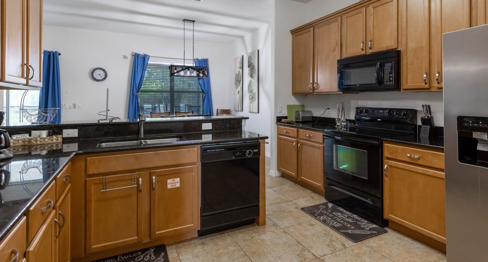 House, 6 Bedrooms | Private kitchen | Fridge, oven, coffee/tea maker, toaster