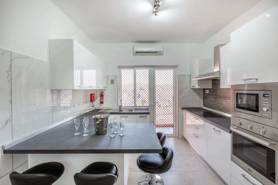 Basic Apartment, Multiple Beds | Private kitchen | Fridge, oven, stovetop, dishwasher