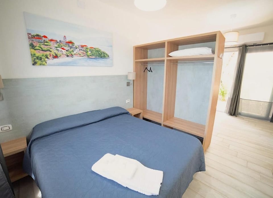Classic Quadruple Room | In-room safe, desk, blackout drapes, iron/ironing board (on request)