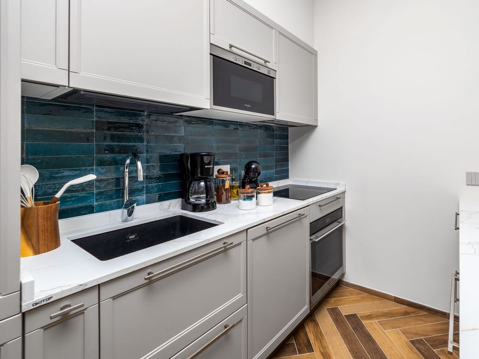 Exclusive Apartment | Private kitchen | Fridge, microwave, oven, stovetop