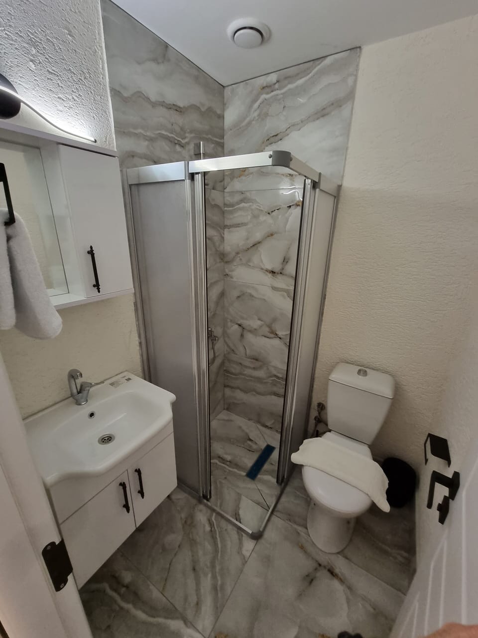 Standard Double Room | Bathroom | Shower, rainfall showerhead, free toiletries, hair dryer