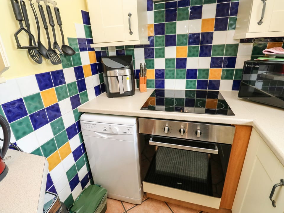 Cottage | Private kitchen | Fridge, dishwasher, cookware/dishes/utensils