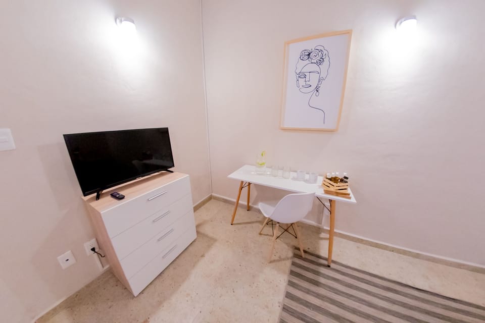 Kahlo | Premium bedding, down comforters, iron/ironing board, free WiFi