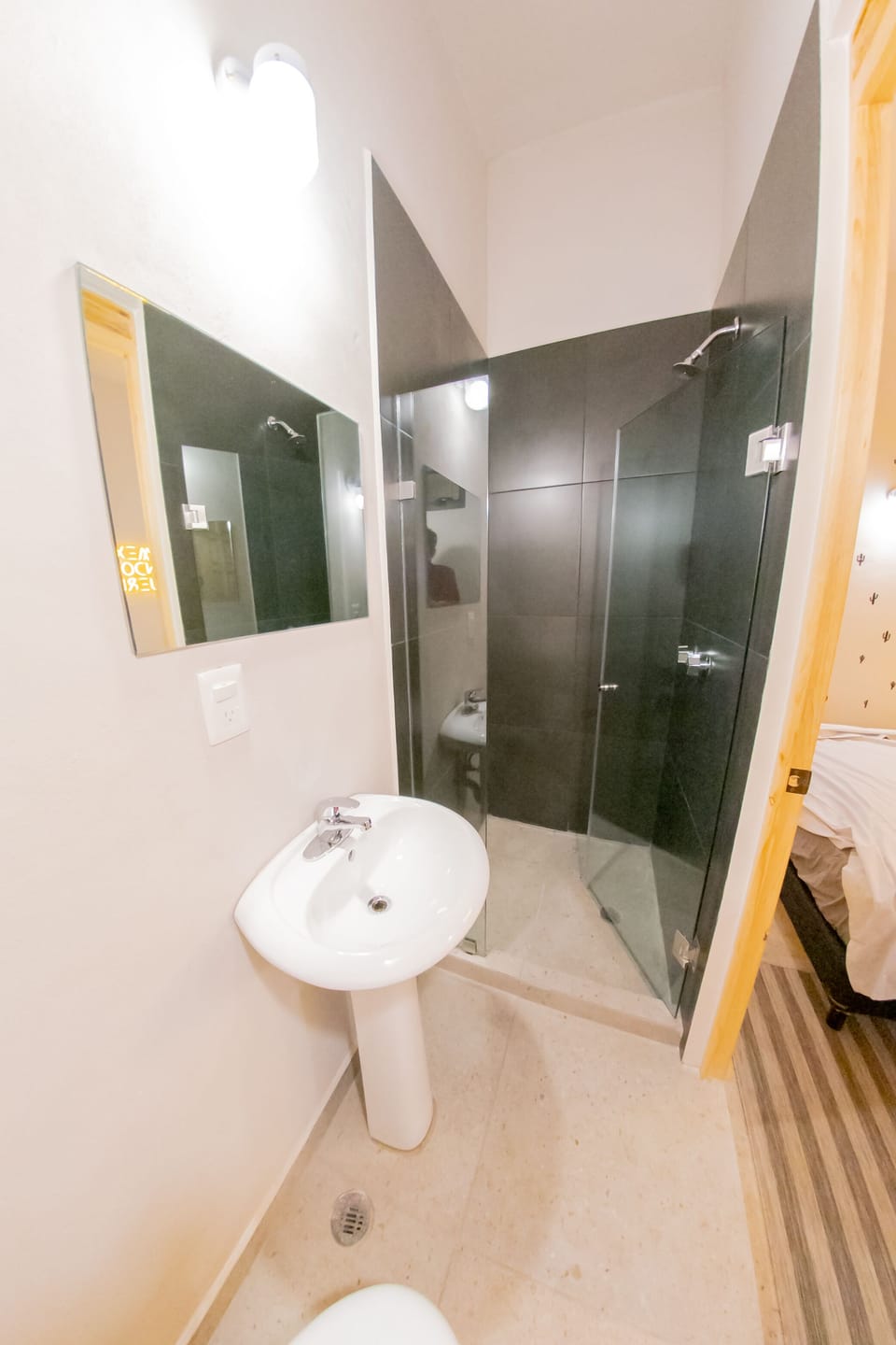 Maskarita | Bathroom | Shower, hair dryer, towels, soap