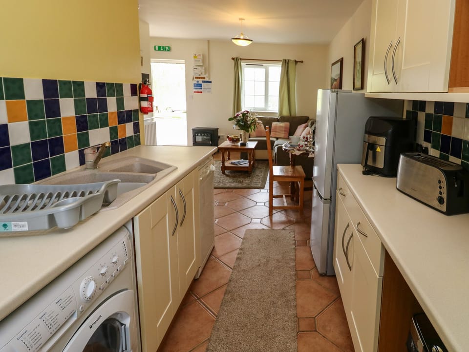 Cottage | Private kitchen | Fridge, dishwasher, electric kettle, toaster