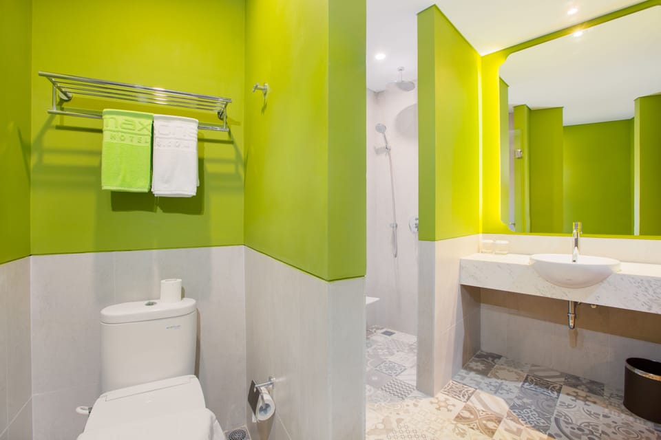 Deluxe Double Room | Bathroom | Shower, free toiletries, slippers, bidet