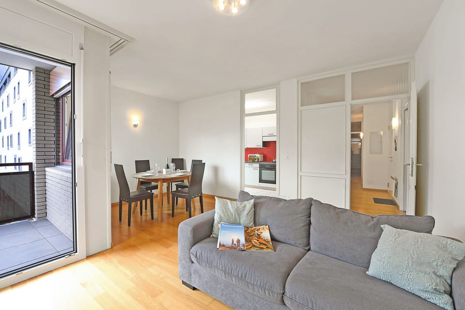 Family Apartment, 2 Bedrooms, Balcony (Imbarcadero apartment Locarno) | Living area | TV