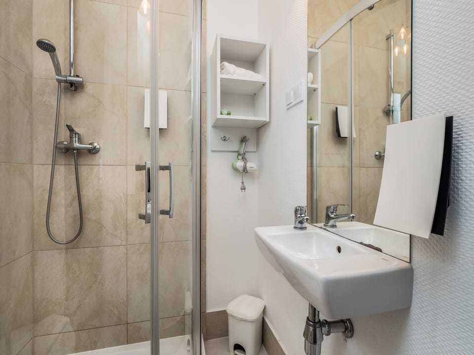 Premium Mobile Home | Bathroom | Shower, free toiletries, hair dryer, towels