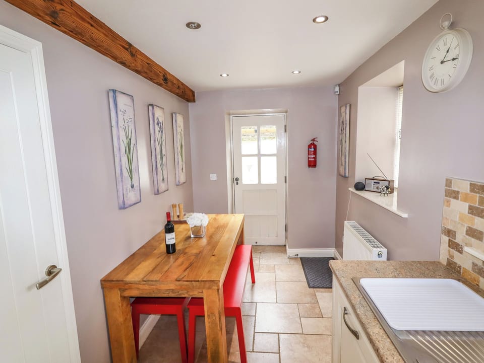 Cottage | Private kitchen | Dishwasher, cookware/dishes/utensils
