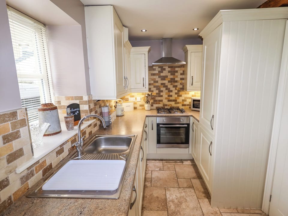 Cottage | Private kitchen | Dishwasher, cookware/dishes/utensils