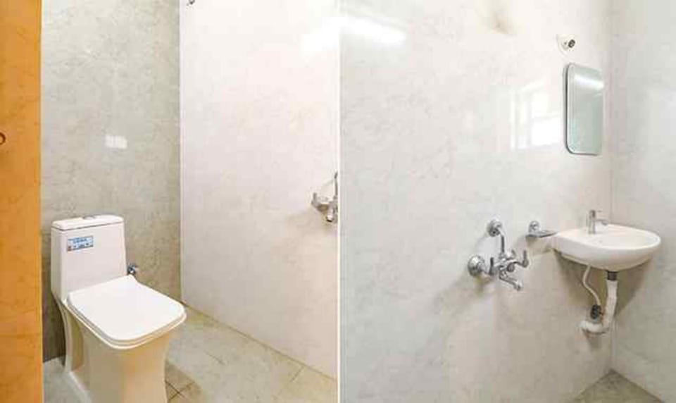 Deluxe Room | Bathroom | Shower, rainfall showerhead, free toiletries, towels