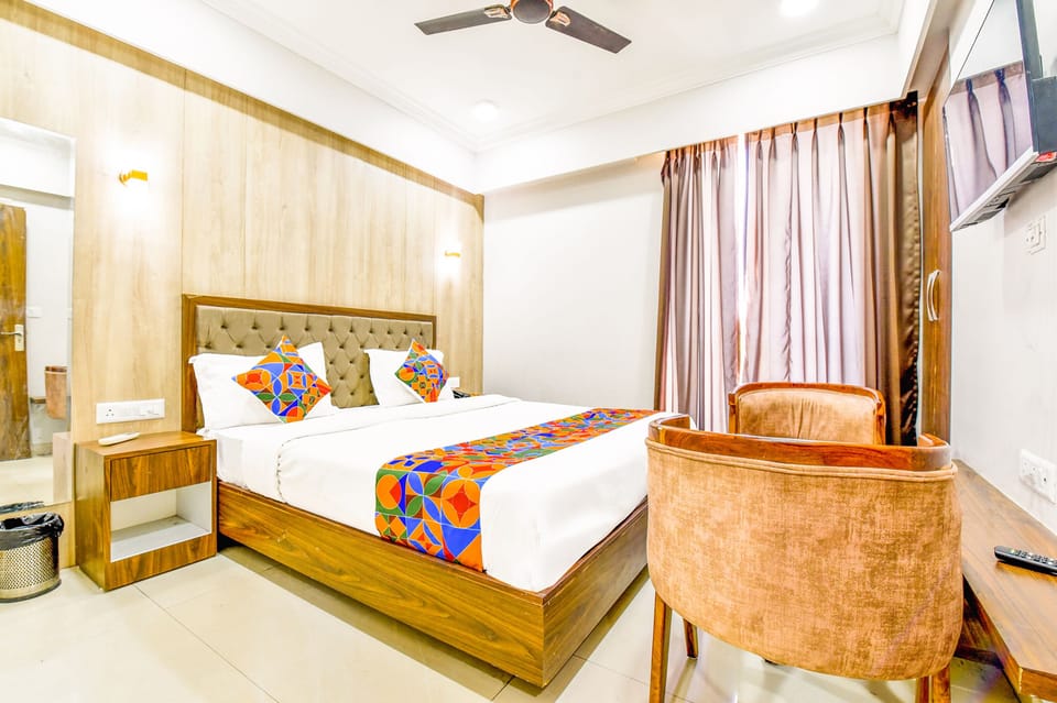 Premium bedding, in-room safe, free WiFi, bed sheets