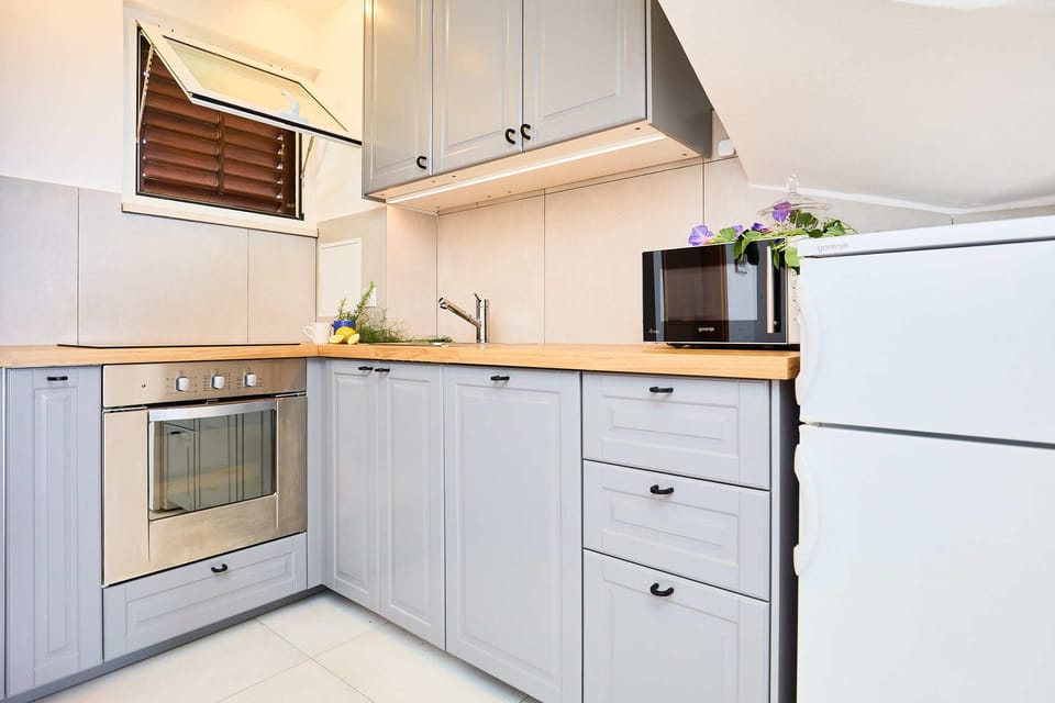 Apartment (1 Bedroom) | Private kitchen | Fridge, microwave, oven, stovetop